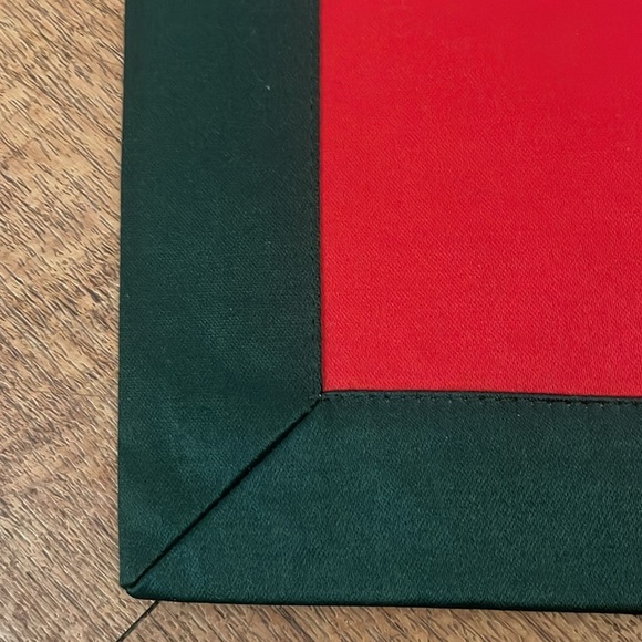 Set of 10 red and green reversible Christmas placemats. - Picture 3 of 6